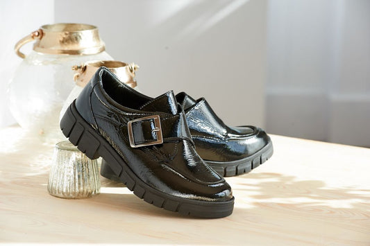 DB Wider Fit Women's Kirby 2V Leather Shoes Black Crinkly Patent