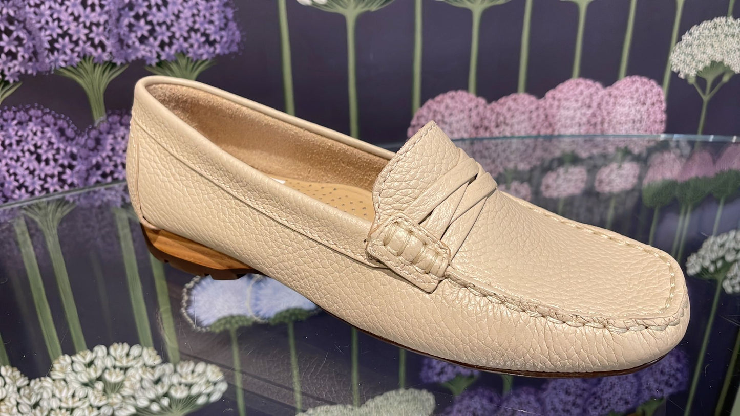 Globo Women's Ascot Leather Slip-On Moccasin Shoes Beige