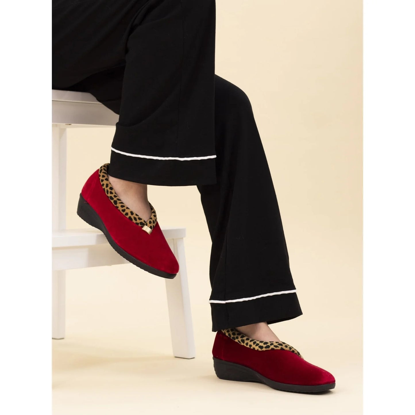 Lunar Women's KLA005 Paloma Ocelot Trim Slippers Red
